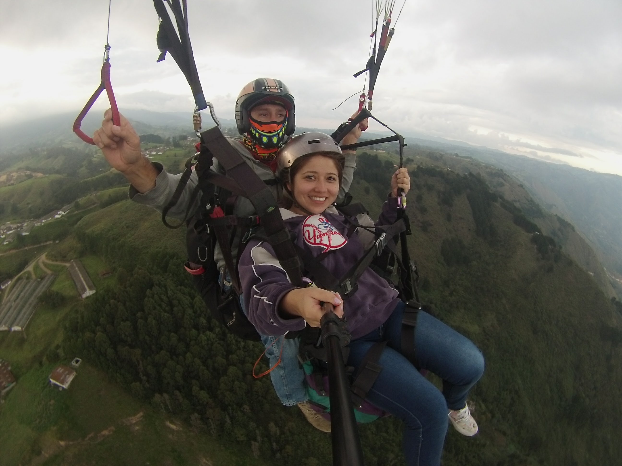 Parapente sobre montañas de Medellín